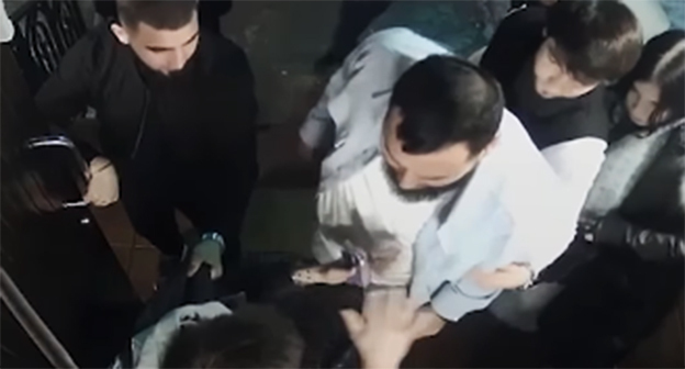 Хабиб-Магомед Джалалдинов (в центре в белом) во время конфликта. Скриншот видео "Кавказского узла"