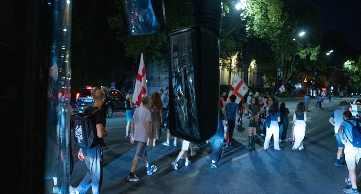 Участники акции протеста на проспекте Руставели. Фото: Mariam Kavshbaia / Publika 