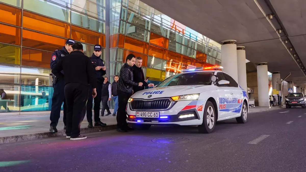 Сотрудники правоохранительных органов в аэропорту Звартноц. Фото: пресс-служба Инспекции по градостроительству, техническим нормам и пожарной безопасности РА