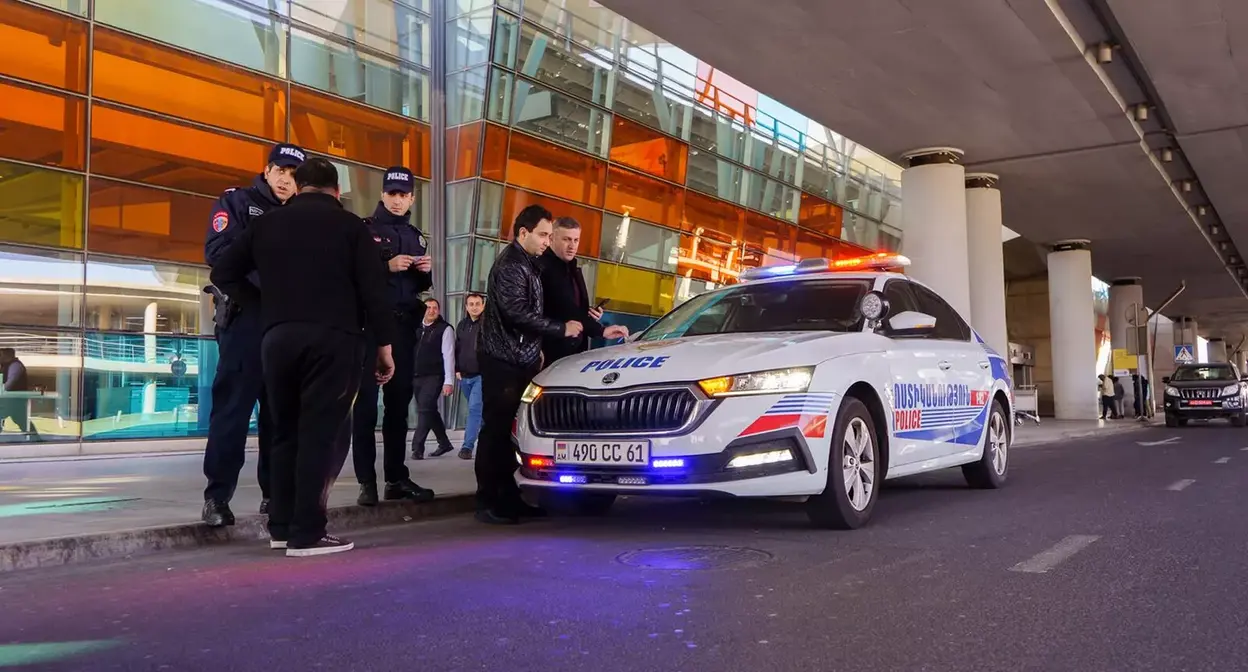 Сотрудники правоохранительных органов в аэропорту Звартноц. Фото: пресс-служба Инспекции по градостроительству, техническим нормам и пожарной безопасности РА