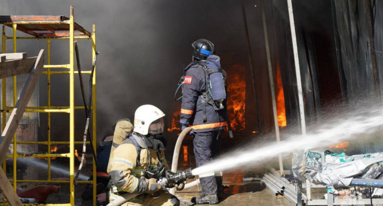 Пожарные потушили огонь на рынке в Волгограде. Скриншот фото МЧС по Волгоградской области от 30.08.25, https://t.me/mchs_volgograd/5814