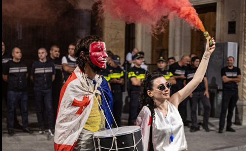 Протестующие у здания парламента Грузии. Скриншот фото Publika от 30.08.25, https://www.facebook.com/photo?fbid=1536966877702857&set=pcb.1536967057702839 (деятельность компании Meta, владеющей соцсетью, запрещена в России)