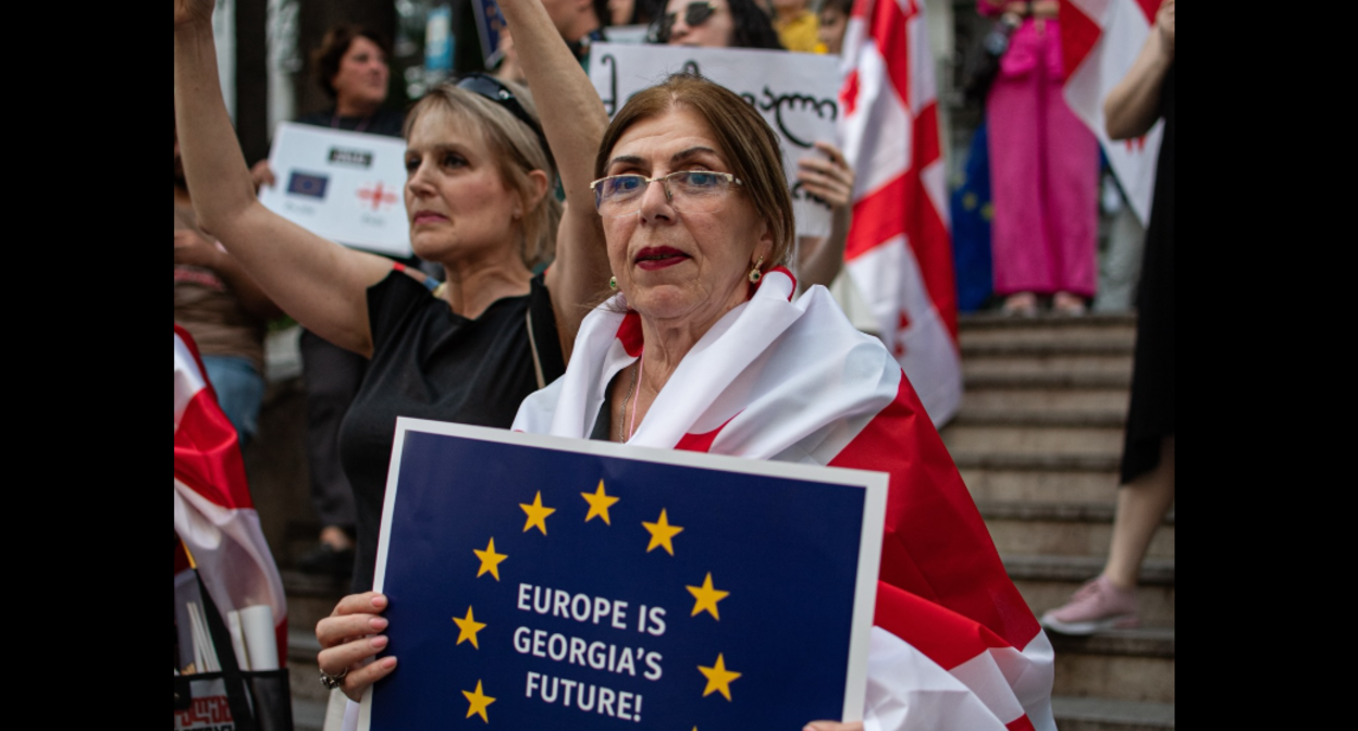 Участники акции в поддержку евроинтеграции Грузии. Скриншот фото Publika от 30.08.25, https://www.facebook.com/photo/?fbid=1536885557710989&set=a.715406393192247 (деятельность компании Meta, владеющей соцсетью, запрещена в России)