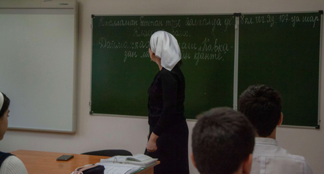Урок чеченского языка. Фото: "Грозный-Информ" https://www.grozny-inform.ru/multimedia/photos/147996/
