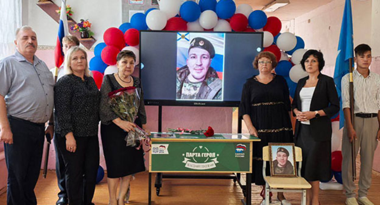 Открытие парты героя, посвященной Рустаму Якубову. 3 сентября 2025 г. Фото: https://t.me/ahtubaadm/7877