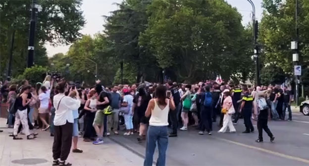 Акция протеста в Тбилиси. 2 сентября 2025 г. Кадр видео Lorena Beria https://t.me/Tbilisi_life/41742