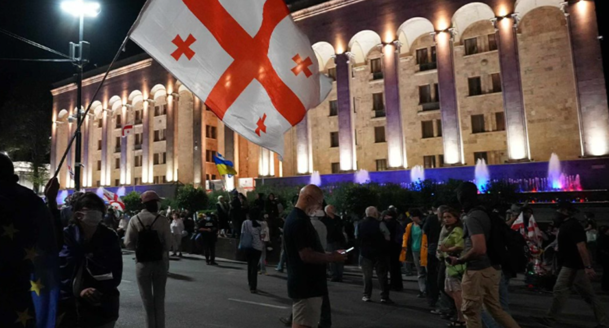 Акция у парламента Грузии. Скриншот фото Publika от 10.09.25, https://www.facebook.com/photo?fbid=1546360200096858&set=a.715406393192247 (деятельность компании Meta, владеющей соцсетью, запрещена в России).