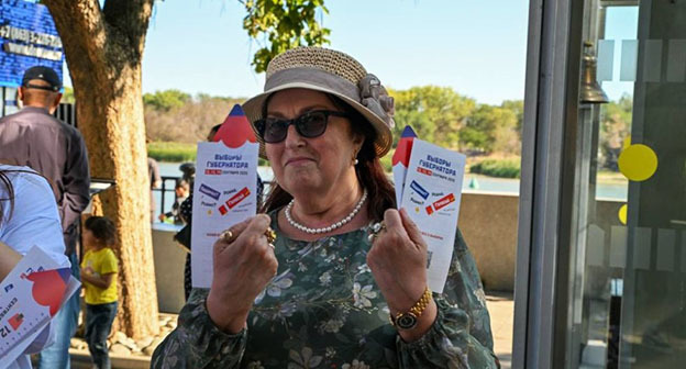 Женщина с буклетами о голосовании на выборах губернатора Ростовской области. 12 сентября 2025 г. Фото: Избирком Ростовской области