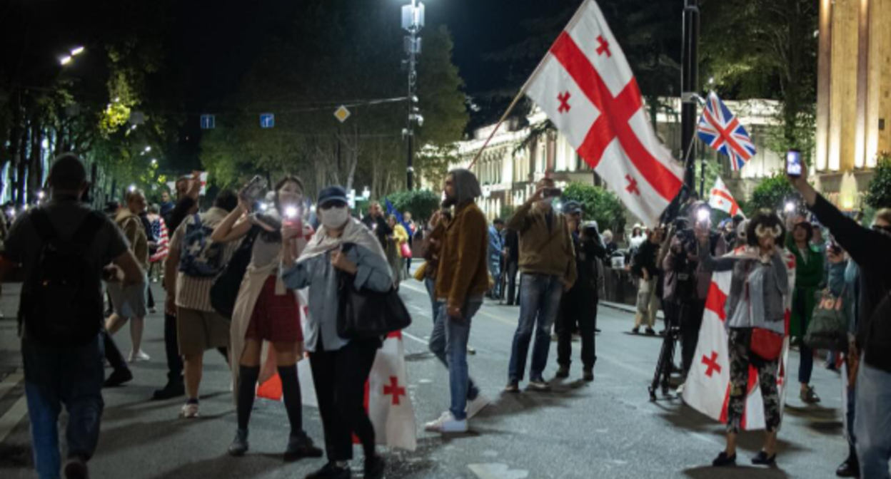 Участники протестов в Тбилиси. Скриншот фото Publika от 17.09.25, https://www.facebook.com/photo?fbid=1552491426150402&set=pcb.1552491532817058 (деятельность компании Meta, владеющей соцсетью, запрещена в России).