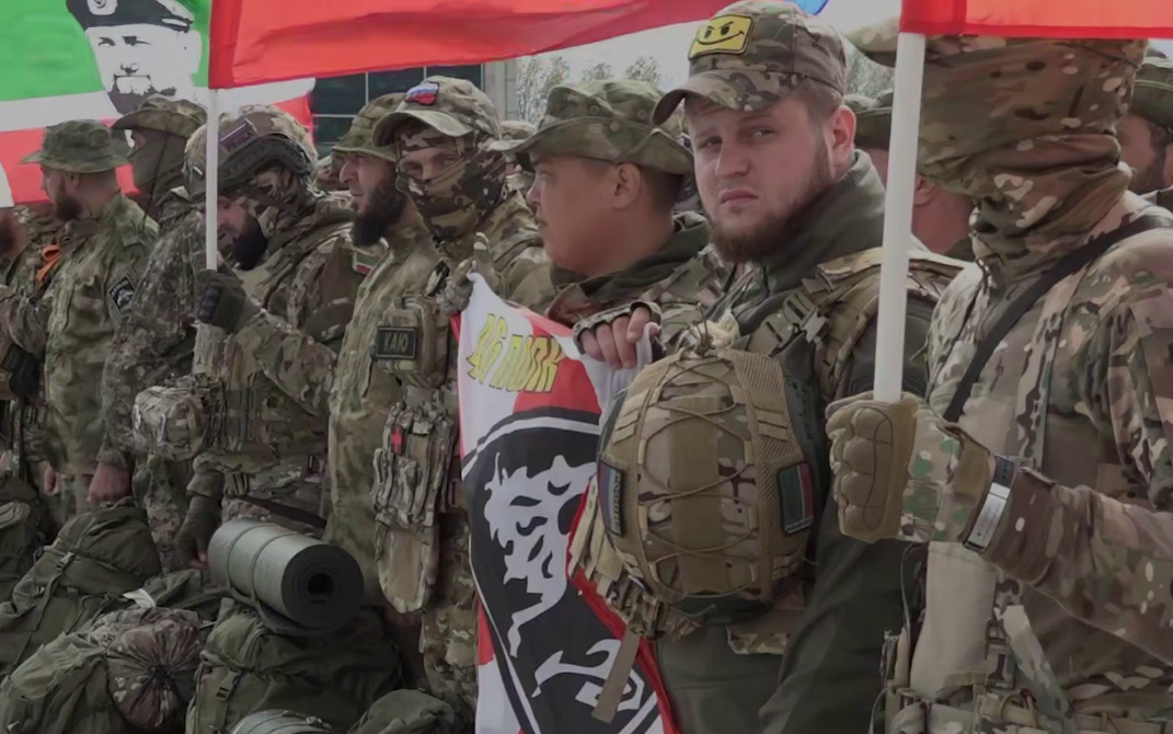 Бойцы в аэропорту Грозного. Скриншот фото из Telegram-канала Рамзана Кадырова от 17.09.25, https://t.me/RKadyrov_95/6010