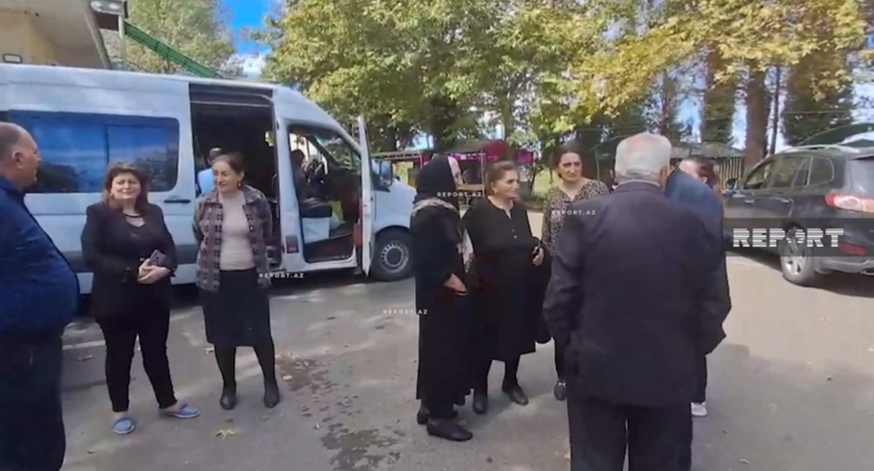 Вынужденные переселенцы перед возвращением в Кельбаджар. 20 сентября 2025 года. Кадр видео Report https://t.me/reportazru/137698