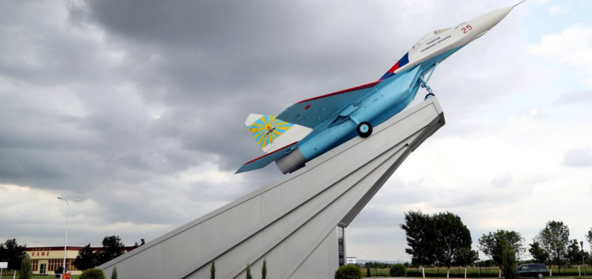 У аэропорта Магаса. Скриншот фото из Telegram-канала Махмуд-Али Калиматова от 19.09.25, https://t.me/MAKalimatovvv/9716