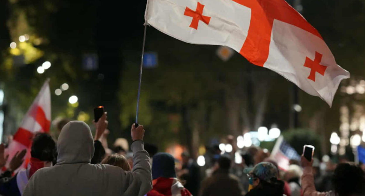 Участники акции протеста в Тбилиси. Скриншот фото Publika от 20.09.25, https://www.facebook.com/photo/?fbid=1555222775877267&set=a.715406393192247 (деятельность компании Meta, владеющей соцсетью, запрещена в России).