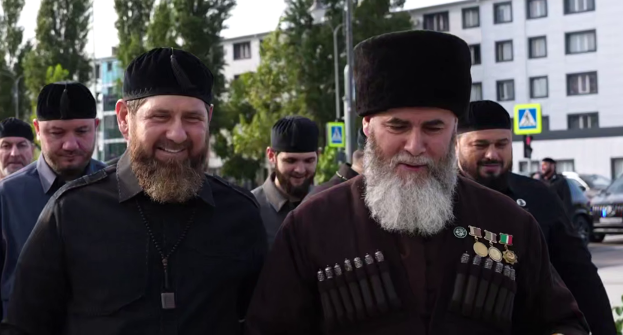 Рамзан Кадыров (слева) и муфтий Чечни Салах Межиев. Стоп-кадр видео из Telegram-канала Кадырова от 21.09.25, https://t.me/RKadyrov_95/6023