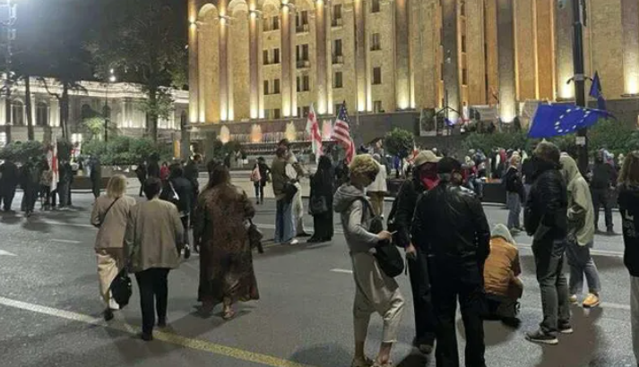 Участники протестов в Грузии. Скриншот фото "Интерпрессньюс" от 24.09.25, https://www.interpressnews.ge/ka/article/849726-parlamentis-mimdebared-akcia-mimdinareobs

