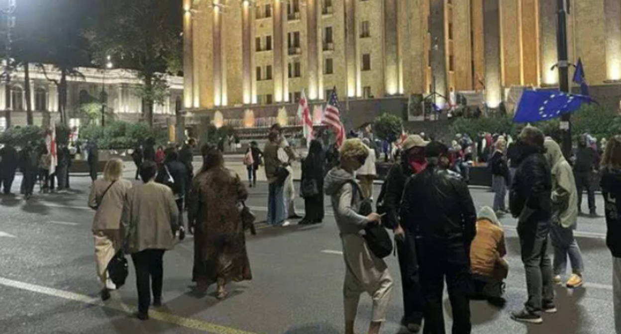 Участники протестов в Грузии. Скриншот фото "Интерпрессньюс" от 24.09.25, https://www.interpressnews.ge/ka/article/849726-parlamentis-mimdebared-akcia-mimdinareobs 