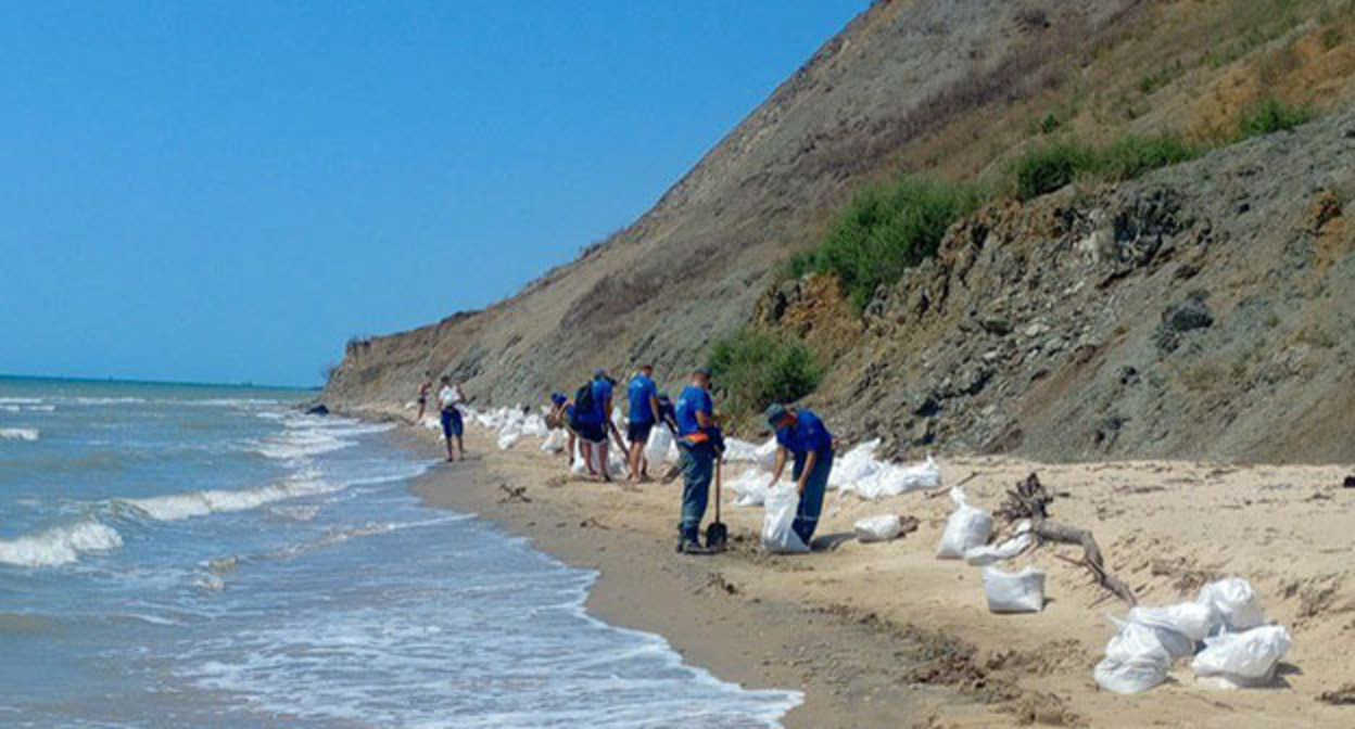 Уборка мазута в Темрюкском районе. 23 июля 2025 г. Фото: https://t.me/opershtab23/13777