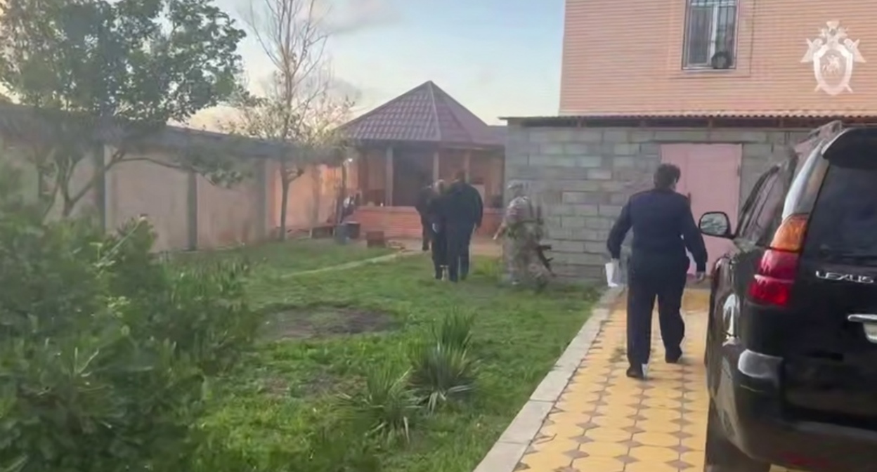 Силовики около рехаба в Махачкале. Кадр видео СКР https://t.me/sledcom_press/24238