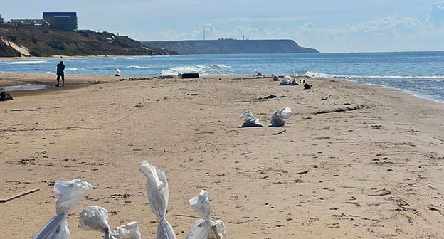 Уборка берега от мазута в Темрюкском районе. Фото: https://t.me/opershtab23/14075