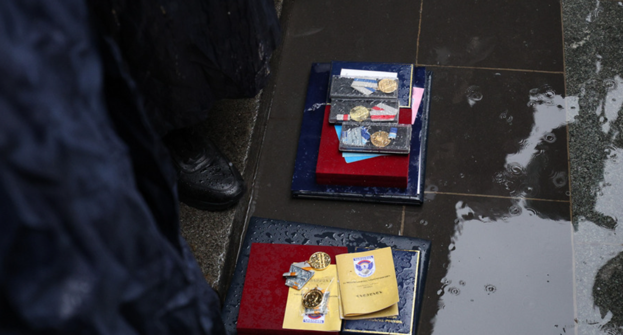 Награды карабахских бойцов у здания правительства Армении. Скриншот фото Ваграма Багдасаряна, Photolure от 02.10.25 с сайта https://newsarmenia.am/news/armenia/aktsiya-protesta-u-zdaniya-pravitelstva-armenii-semero-voennykh-vernuli-medali-poluchennye-za-oboron/