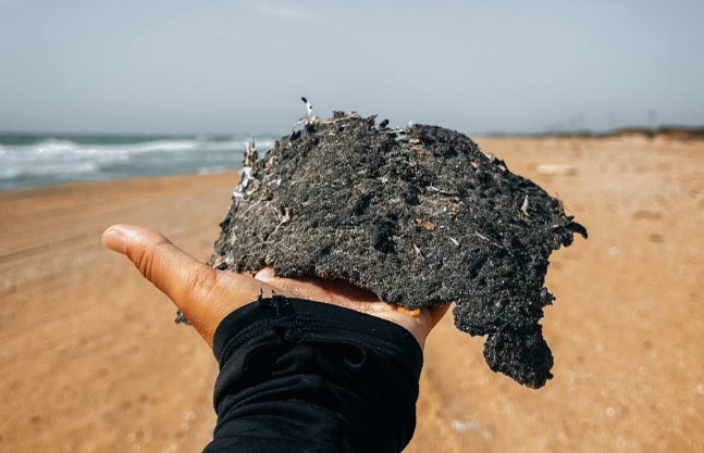 Пласт мазута на Бугазской косе. Скриншот фото из Telegram-канала "Сети, сито, лопата", от 3.10.25, https://t.me/setisitolopata/1604.