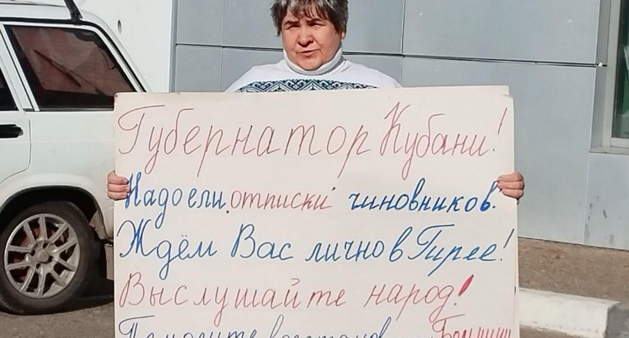 Пикет с требованием восстановить больницу. Скриншот фото RusNews от 04.10.25, https://t.me/rusnews/75460?single 