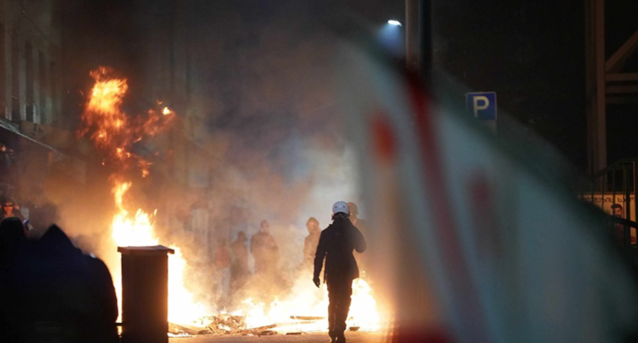 Обстановка в центре Тбилиси недалеко от президентского дворца. Скриншот фото Publika от 04.10.25, https://www.facebook.com/photo?fbid=1568314181234793&set=pcb.1568314631234748 (деятельность компании Meta, владеющей соцсетью, запрещена в России).
