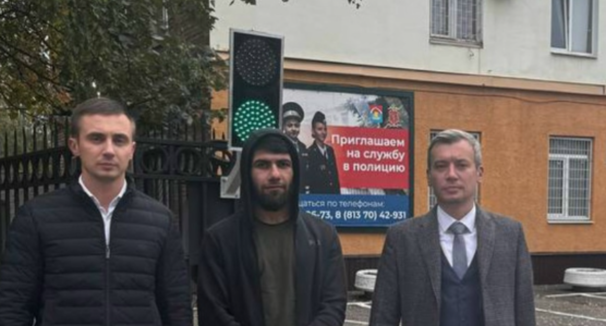 Эрзиман Байрамов (в центре) с защитниками. Скриншот фото со страницы "ВКонтакте" Единой коллегии адвокатов Санкт-Петербурга от 05.10.25, https://vk.com/ekaspbbudagov?z=photo-230214131_457239464%2Fe0482b163a5a25806c