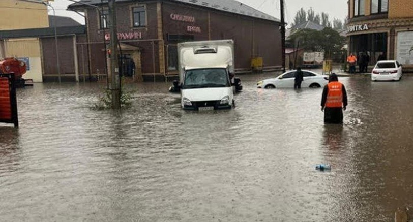 Затопленные улицы Махачкалы. 19 сентября 2025 г. Фото: https://t.me/chernovik/4721