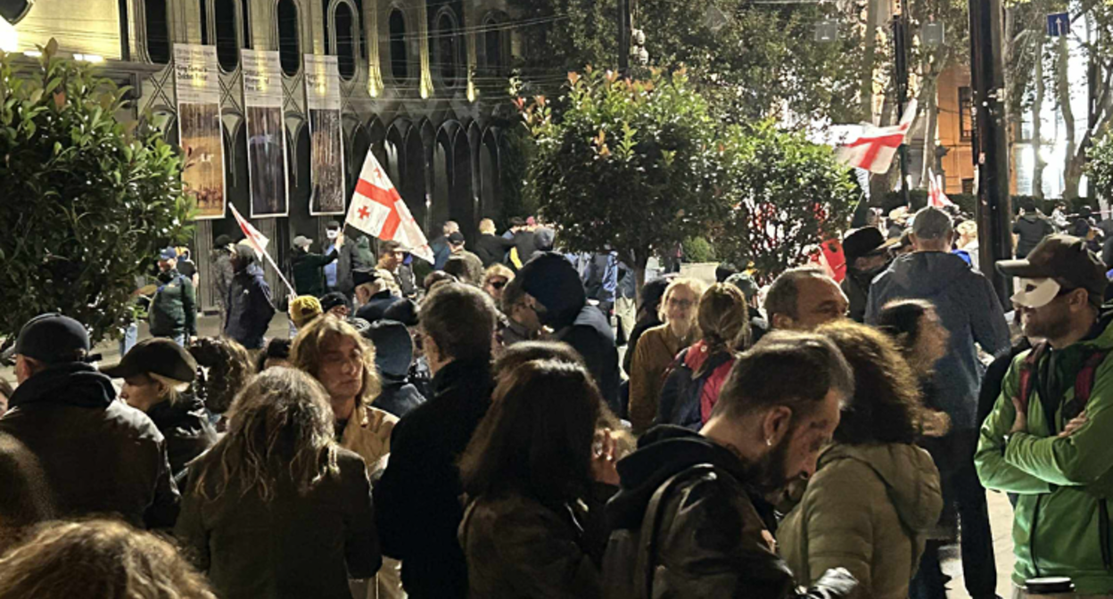 Протестующие на проспекте Руставели. Скриншот фото Publika от 11.10.25, https://www.facebook.com/photo?fbid=1575241087208769&set=a.715406393192247 (деятельность компании Meta, владеющей соцсетью, запрещена в России)