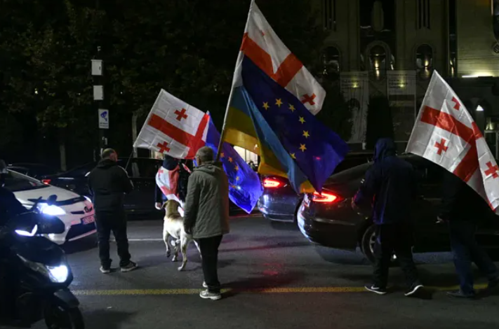 Акция протеста на проспекте Руставели. Скриншот фото "Интерпрессньюс"  от 15.10.25, https://www.interpressnews.ge/ka/article/851941-rustavelis-gamzirze-saprotesto-akcia-mimdinareobs