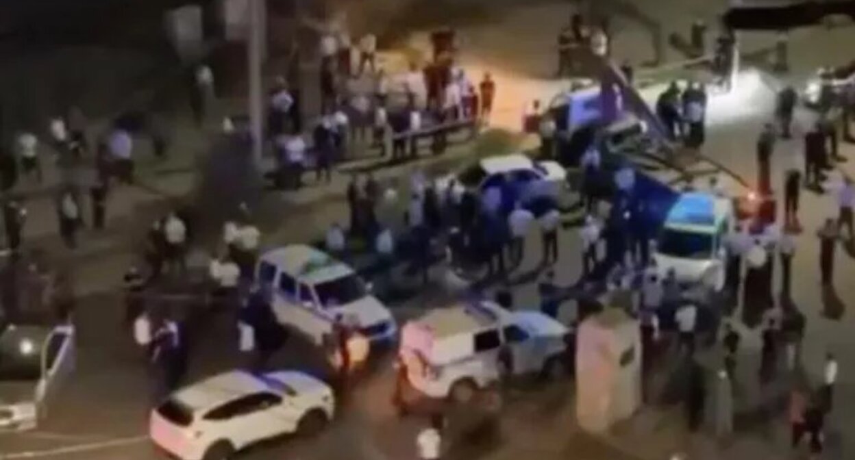 At the scene. August 29, 2025. Screenshot from video https://islamnews.ru/2025/8/29/v-makhachkale-politseyskiy-stal-zhertvoy-druzhestvennogo-ognya