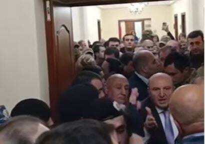 Мэра Гюмри выводят из здания. 20 октября 2025 г. Фото: https://news.am/rus/news/910623.html