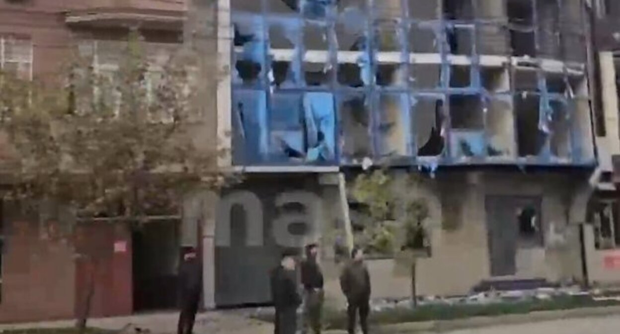 Поврежденное здание в Махачкале после налета БПЛА. 22 октября 2025 г. Фото: Telegram-канал Mash Gor