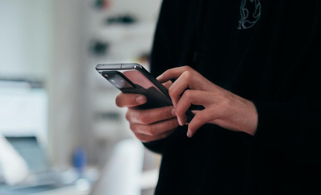 Человек со смартфоном в руках. Фото: Jonas Leupe / Unsplash.com