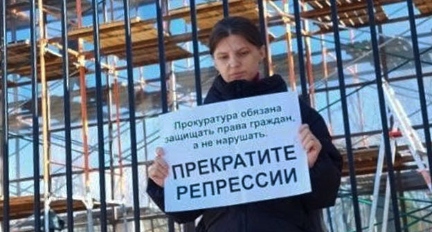 Юлия Мельниченко во время пикета. 30 октября 2025 г. Фото предоставлено Юлией Мельниченко для "Кавказского узла"