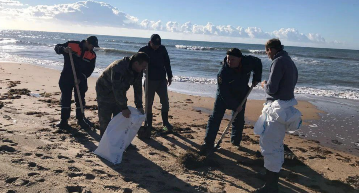 Уборка мазута на Бугазской косе. Скриншот фото оперштаба Краснодарского края от 30.10.25, https://t.me/opershtab23/14358.