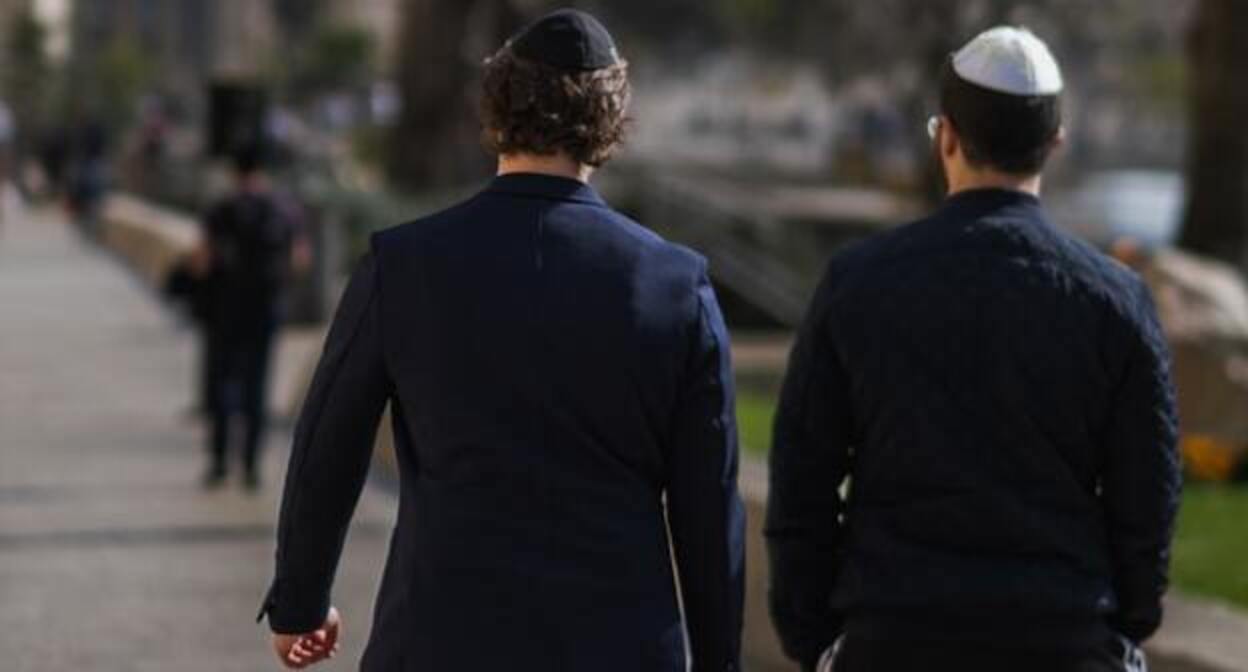 Мужчины в кипах. Фото: Levi Meir Clancy / Unsplash.com