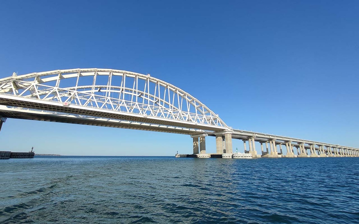 Крымский мост. Фото Алексея Есикова, «Кубань 24» https://kuban24.tv/item/s-3-noyabrya-dlya-voditelej-na-krymskom-mostu-vveli-novuyu-protseduru-proezda