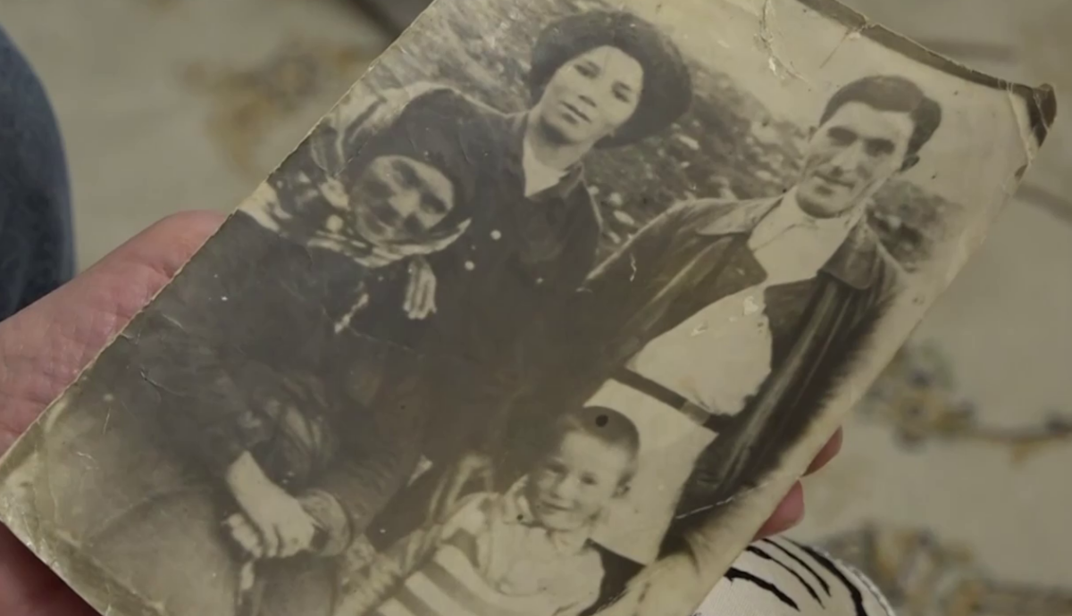 Фотография одной из карачаевских семей. Стоп-кадр видео Рашида Темрезова от 02.11.23, https://t.me/rashid_temrezov/4109