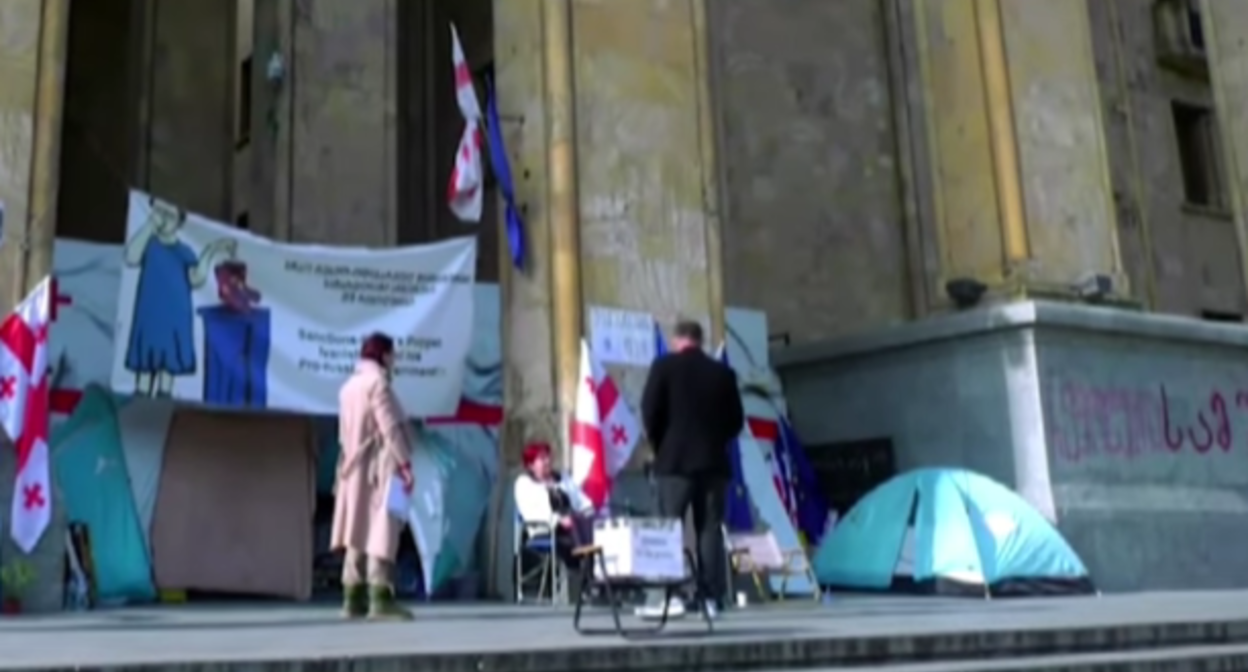 Участники голодовки у парламента Грузии. Стоп-кадр видео "Пирвели" https://www.youtube.com/watch?v=1ImBAx_xrIMю