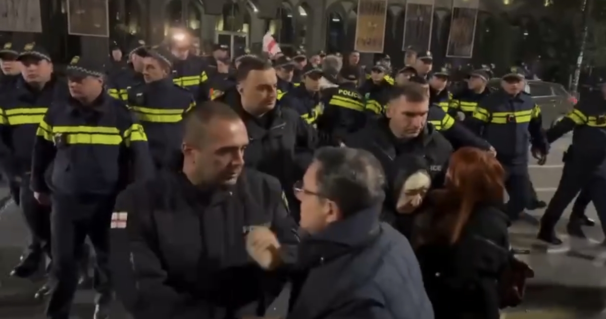 Полицейские оттесняют демонстрантов с проспекта Руставели, 6 ноября 2025 года. Кадр видео Mo Se / Tbilisi_life