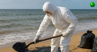 Уборка мазута на пляже. Иллюстрация создана «Кавказским узлом» с помощью ИИ в программе Copilot