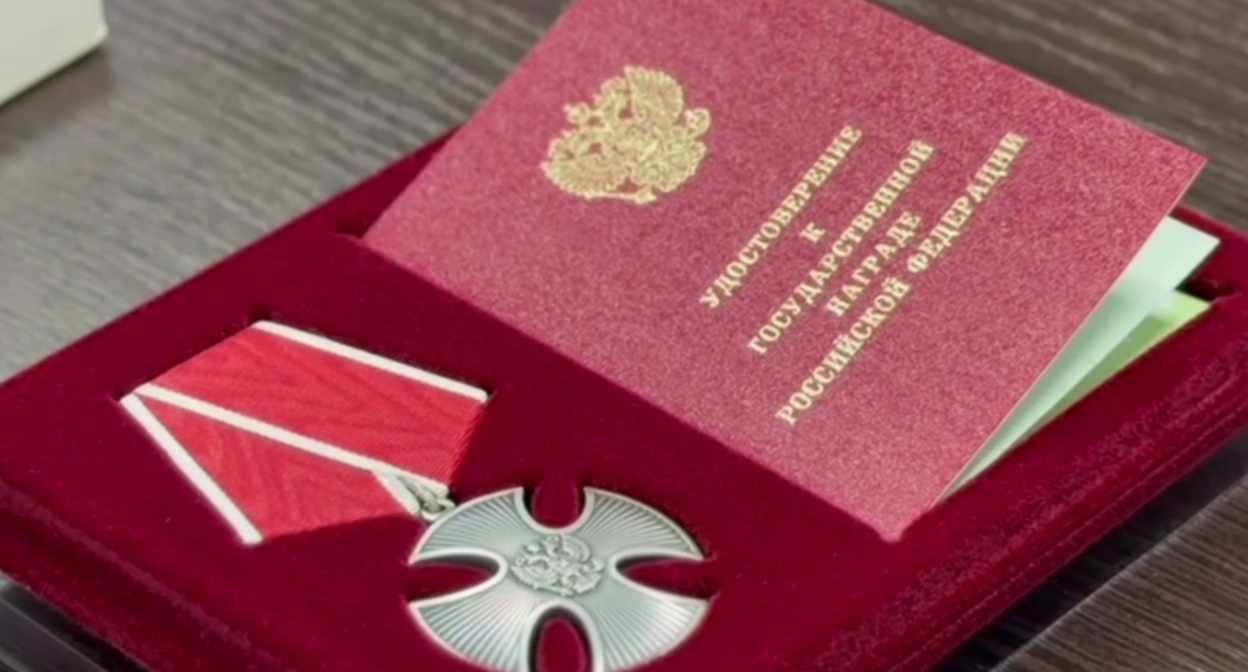 Орден Мужества Абдулмуталима Муталимова. Стоп-кадр видео из Telegram-канала администрации Южно-Сухокумска от 14.11.25, https://t.me/usuhokumsk/9902