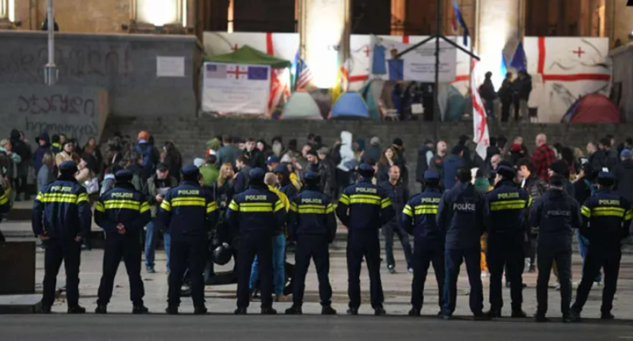 Полиция у парламента Грузии. Скриншот фото "Интерпрессньюс" от 15.11.25, https://www.interpressnews.ge/ka/article/854716-parlamenttan-saprotesto-akcia-mimdinareobs