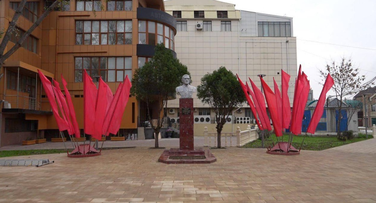 Новый сквер в Махачкале. Фото из телеграм-канала Джамбулата Салавова https://t.me/DzhambulatSalavov/625