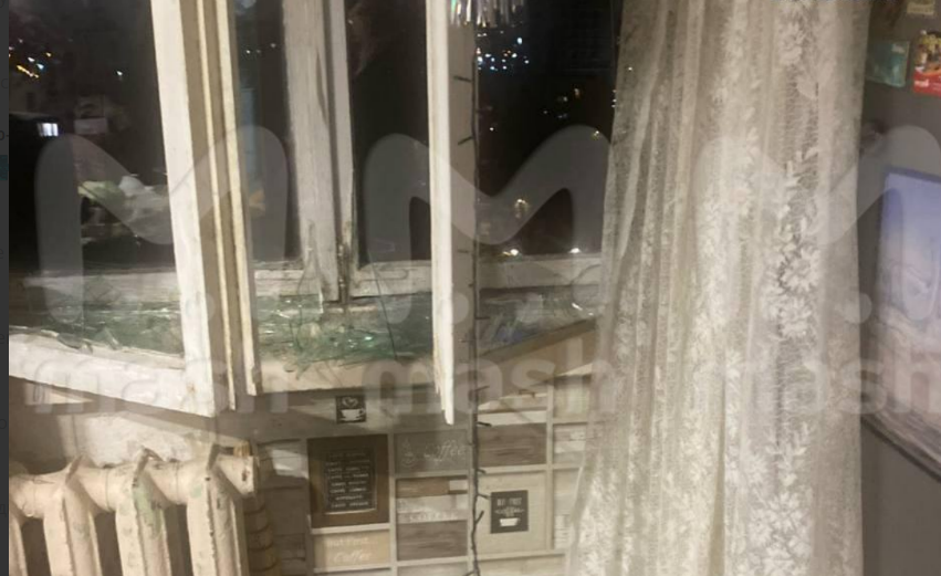 Разбитые окна после атаки БПЛА в одной из волгоградских квартир. Скриншот фото Mash от 16.11.25, https://t.me/mash/69428.