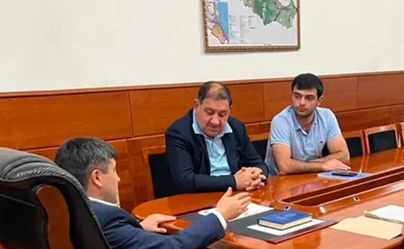 Муртузали Муртузалиев (в центре). Фото: Аппарат Народного Собрания Республики Дагестан