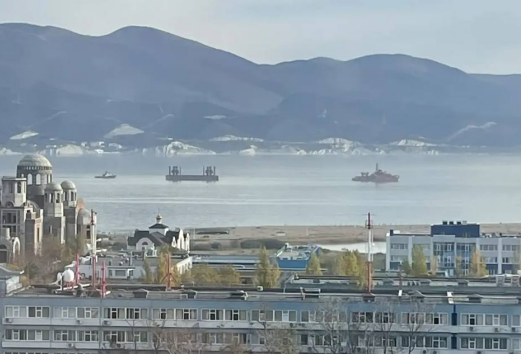 Буксировка коффердама. Скриншот фото из Telegram-канала Макса Анапского от 20.11.25, https://t.me/maksanapskii/13698.