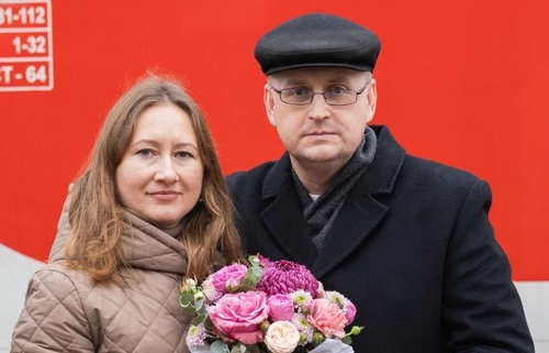 Алексей Горелый после освобождения из колонии и его супруга. Ноябрь 2025 года. Фото с сайта, освещающего ситуацию с преследованием Свидетелей Иеговы в России (396 российских организаций Свидетелей Иеговы признаны экстремистскими, их деятельность в России запрещена по решению суда).